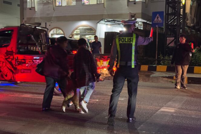 
					Aparat kepolisian saat melakukan pengaturan lalulintas saat perayaan Natal di Kota Jayapura. (Humas Polresta Jayapura Kota)