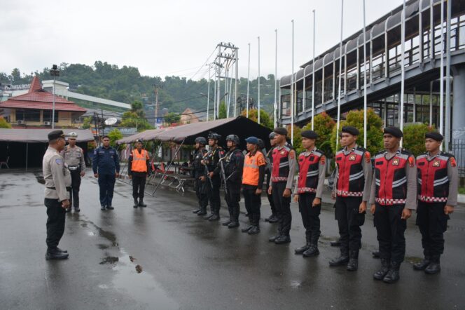 
					Polda Papua melaksanakan apel pengamanan Operasi Lilin Cartenz 2024. (Polda Papua)