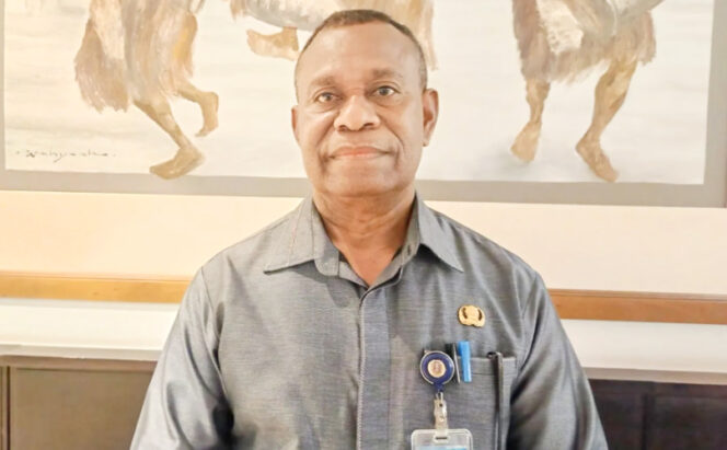 
					Kepala Dinas Penanaman Modal Perizinan Terpadu Satu Pintu (DPM-PTSP) Alex Rumbobiar. (Dok: jayapurakab.go.id)