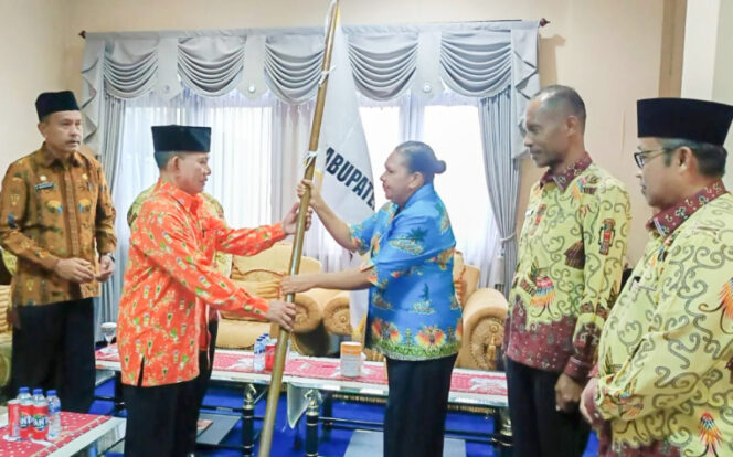 
					Sekda Kabupaten Jayapura Hana S. Hikoyabi serahkan  bendera pataka. (jayapurakab.go.id) 