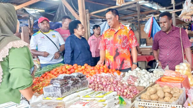 
					Pj Bupati Jayapura dan TPID Sidak pasar, pantau harga kebutuhan pangan di Pasar Pharaa Sentani. (Dok: jayapurakab.go.id)