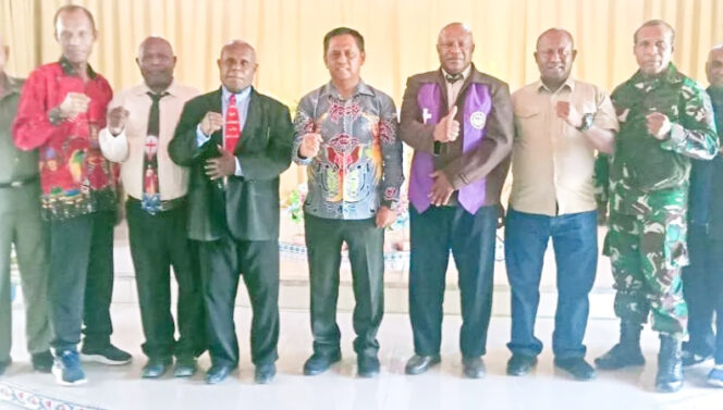 
					Pj. Bupati bersama Ketua BPD GBI Papua bersama tamu undangan saat foto bersama.