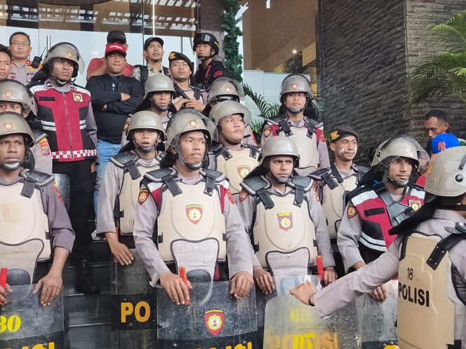 
					Aparat keamanan yang menjaga lokasi pleno rekapitulasi suara yang dilakukan KPU Kota Jayapura. Foto:Polresta Jayapura Kota