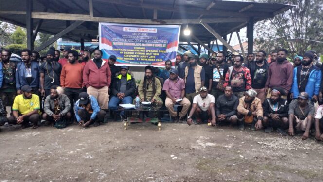 
					Tim koalisi  Ninawi Abua atau Tim Pemenang Pasangan Calon Bupati dan Wakil Bupati Lanny Jaya Nomor Urut 02, Aletinus Yigibalom dan Fredi Ginia Tabuni meminta Polda Papua mengusut aksi saling serang di Lanny Jaya. (KabarPapua.co/Stefanus Tarsi)