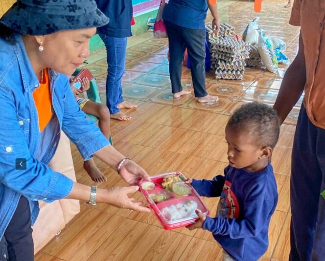
					Makan bergizi gratis di Kampung Memey, Kabupaten Jayapura. Foto: Jayapurakab.go.id