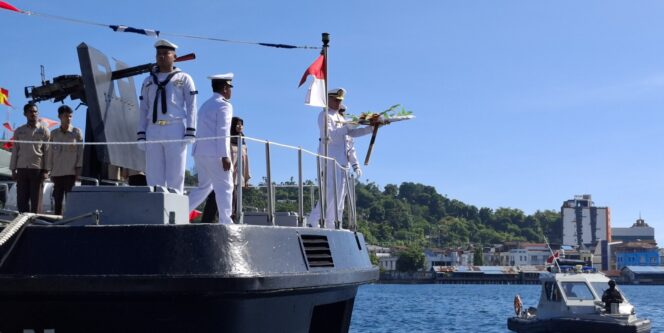 
					Tabur bunga untuk mengenang jasa pahlawan pada peringatan Hari Dharma Samudera di Jayapura. (KabarPapua.co/Imelda)