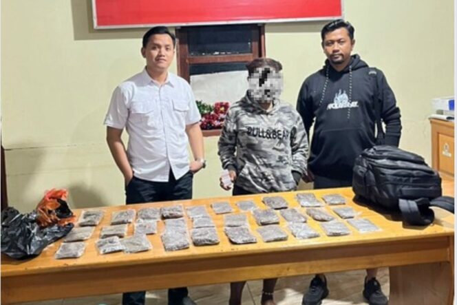 
					Satuan Reserse Narkoba Polres Nabire mengamankan penumpang kapal atas kepemilikan 1 kg ganja. (Polres Nabire)