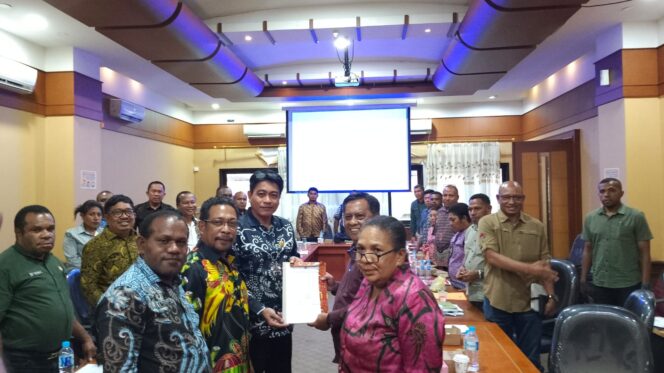 
					Rapat Dengar Pendapat yang dilaksakan DPRK Kabupaten Jayapura bersama Pemda Kabupaten Jayapura terkait sejumlah persoalan pembayaran hak yang mencuat di publik, Jumat 10 Januari 2025.  (KabarPapua.co/Alan Youwe)