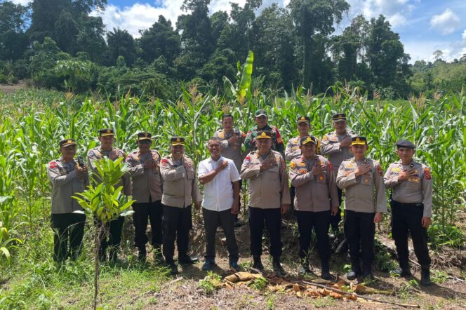 
					Irwasda Polda Papua, Kombes Pol Jeremias Rontini foto bersama usai meninjau lahan untuk program Ketahanan Pangan. (Polda Papua)