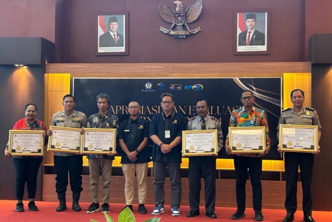 
					Foto bersama Satker Polda Papua usai menerima penghargaan atas pelaksanaan anggaran tahun 2024. (Polda Papua)