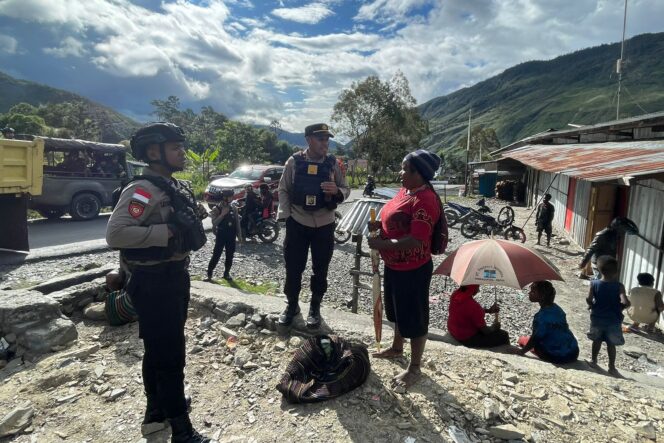 
					Aparat Polres Puncak Jaya saat menggelar patroli untuk memberikan rasa aman masyarakat beraktivitas. (Polda Papua)