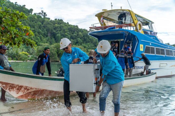 
					Petugas PLN di Papua saat menaklukan geografis wilayah Bumi Cenderawasih. Foto: PLN Papua