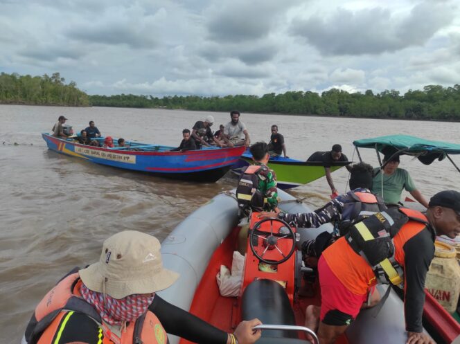 
					Pencarian satu orang penumpang perahu ketinting yang belum ditemukan di Muara Betcbamu Kabupaten Asmat, Provinsi Papua Selatan. Foto: SAR Timika.