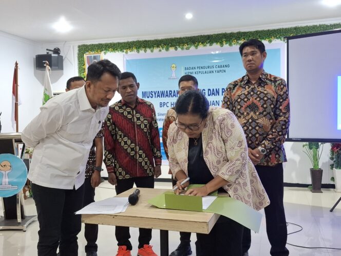 
					Penandatanganan Berita Acara HIPMI Kabupaten Kepulauan Yapen.  Foto:  Ainun Faathirjal/KabarPapua.co