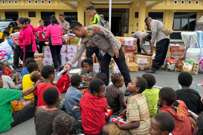 
					Kapolres Puncak Jaya AKBP Kuswara menyalurkan bantuan sembako dan pakaian layak pakai untuk pengungsi. (Polda Papua)