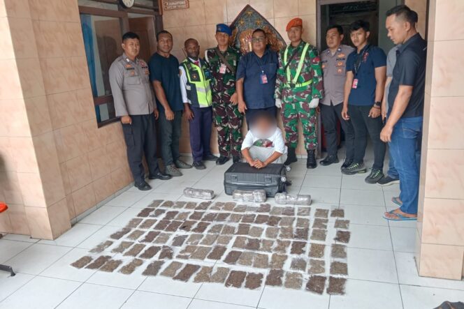
					Polres Jayapura Polda Papua mengamankan calon penumpang pesawat tujuan Sorong karena membawa 108 paket ganja. (Polda Papua)