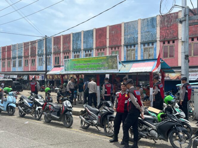 
					Patroli cipta kondisi di Kepulauan Yapen.Foto: Humas Polres Yapen.