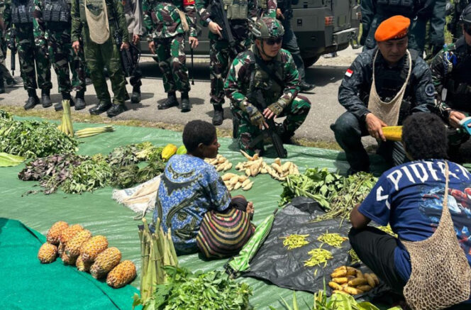 
					KASAU, Marsekal TNI M. Tonny Harjono saat berkunjung ke pasar tradicional di Nduga. Foto: Pendam Cenderawasih.