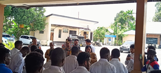 
					Kapolres Nabire di tengah pelajar yang manlak MBG. Foto: Agies Pranoto.
