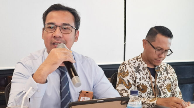 
					Kepala OJK Papua, Fatwa Aulia saat pemaparan materi dalam Bincang Media di Kota Jayapura. (Foto KabarPapua.co/Imelda)
