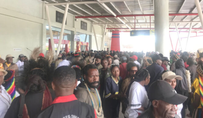 
					Warga antusias sambut Gubernur dan Wakil Gubernur pertama di Provinsi Papua Pegunungan. (Foto KabarPapua.co/Agris Wistrijaya)