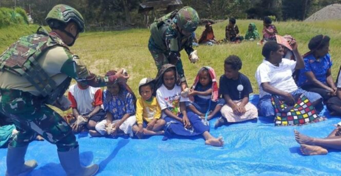 
					Dalam sebuah kesempatan, TNI membagikan makan bergizi gratis di Desa Tima, Kabupaten Lanny Jaya, Provinsi Papua Pegunungan. Foto: Pendam Cenderawasih.