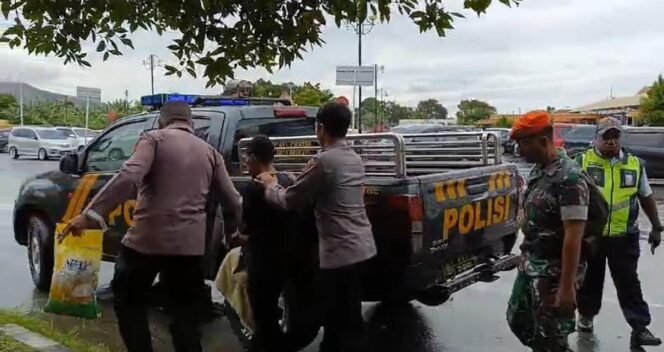 
					Penangkapan DM, seorang penumpang tujuan Biak yang kedapatan membawa ganja di Bandara Sentant. Foto:Polsek Kawasan Bandara Sentani.   