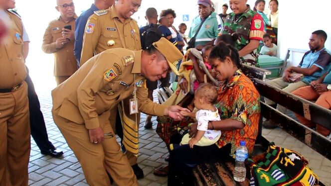
					Penjabat Gubernur Papua, Ramses Limbong memantau langsung Cek Kesehatan Gratis (CKG) di Puskesmas Sentani. Foto: ist