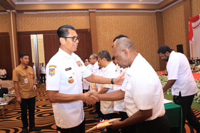 
					Pj Gubernur Papua Selatan serahkan DPA kepada 7 OPD. Foto: Humas PS