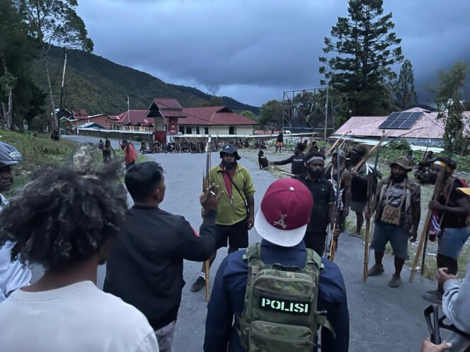 
					Bentrok dua kubu di Mulia, Puncak Jaya. Foto: Polda Papua.