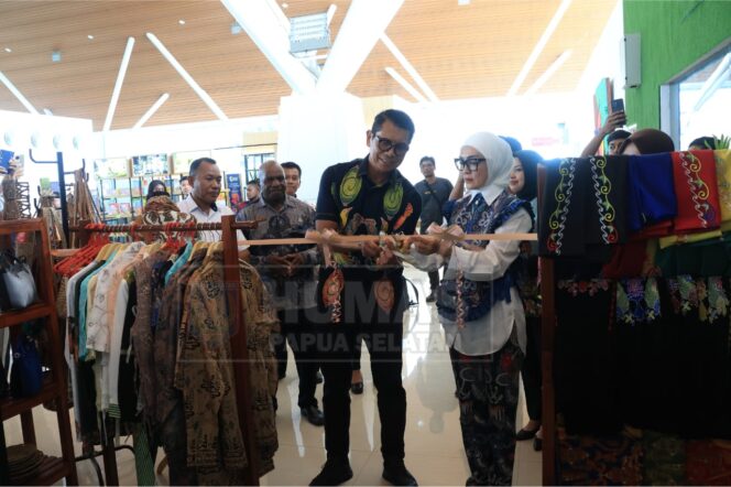 
					Peresmian booth Dekranasda Papua Selatan di Bandara Mopah Merauke. Foto: Humas Pemprov Papua Selatan.