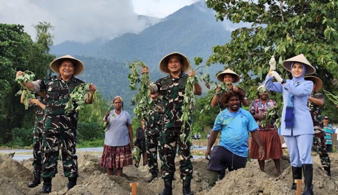 
					KASAU tanam hipere saat kunjungan kerja di Sentani, Kabupaten Jayapura. Foto: Katharina/KabarPapua.co