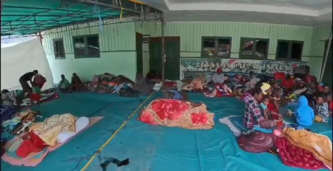 
					Sebanyak 693 orang warga di Puncak jaya mengungsi di Makodim 1714/PJ karena situasi keamanan di Kota Mulia tidak kondusif. Foto: screenshot