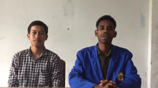 
					Ketua Himpunan Mahasiswa Jurusan (HMJ) Ilmu Pendidikan Fakultas Keguruan dan Ilmu Pendidikan Universitas Cenderawasih, Ayub Matius Imbiri bersama dengan Andi Meynal Akhyar, Sekretaris HMJ. Foto: ist