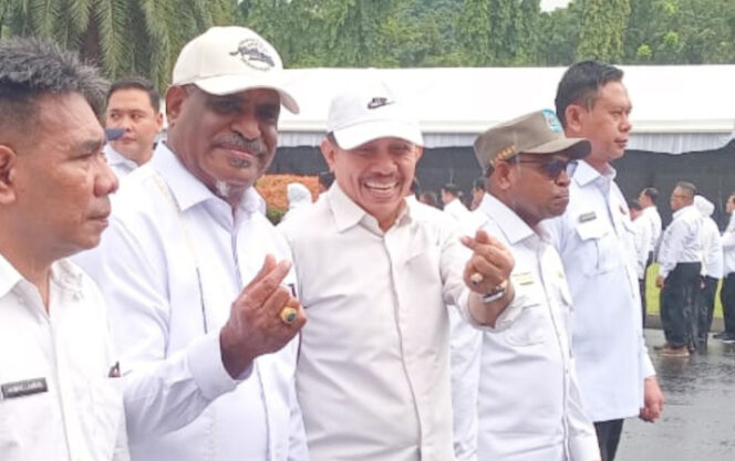 
					Walau diguyur hujan, pasangan Walikota Jayapura dan Wakil Walikota Jayapura terpilih, Abisai Rollo-H Rustan Saru tetap mengikuti proses gladi bersih jelang pelantikan. (Foto Natalya Yoku) 
