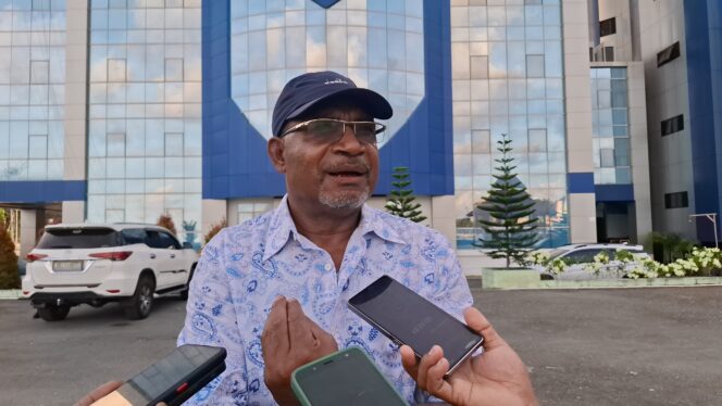 
					Mantan Ketua KPU Papua yang saat ini duduk di kursi DPR Papua (DPRP), Adam Arisoy. Foto: Imelda/Kabarpapua.co