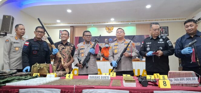 
					Barang bukti penangkapan Yuni Enumbi, mantan anggota TNI yang menjadi jaringan pemasok senjata api ke Kelompok Kriminal Bersenjata (KKB) wilayah Puncak Jaya. Foto: Imelda/KabarPapua.co