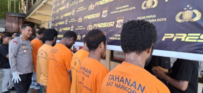 
					11 tersanga penyelundupan ganja di Kota Jayapura. Foto: Imelda/KabarPapua.co