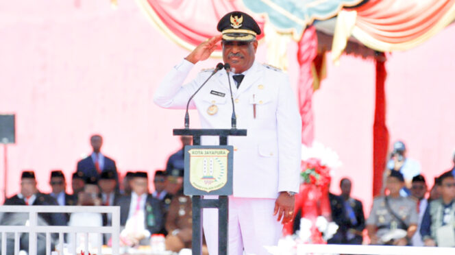 
					Walikota Jayapura, Abisai Rollo saat  memimpin puncak  HUT Kota Jayapura ke-115 di Lapangan Herman Rollo, Koya Timur, Kota Jayapura. (KabarPapua.co/Natalya Yoku)