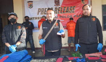 Direktur Reserse Kriminal Umum Polda Papua, Kombes Polisi Achmad Fauzi saat mempelihatkan barang bukti dalam pers rilis. (KabarPapua.co/Imelda)
