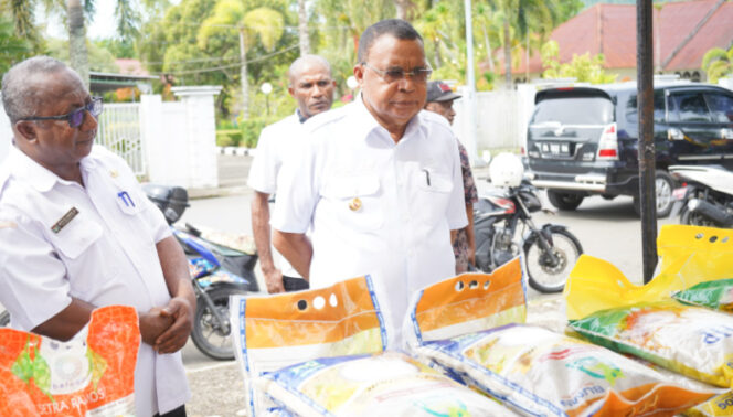 
					Bupati Kepulauan Yapen, Benyamin Arisoy saat berkunjung di Stand Pasar Murah di Alun Alun Serui. (KabarPapua.co/Ainun Faathirjal)