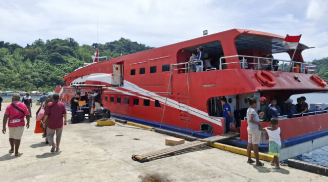 Kapal cepat Bahari Ekspress saat sandar di Pelabuhan Domine Isak Samuel Kijne Serui. (KabarPapua.co/Ainun Faathirjal)