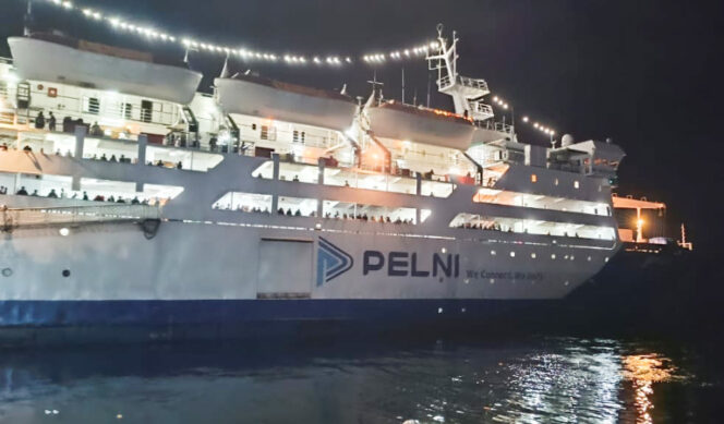 
					Kondisi arus mudik lebaran di Pelabuhan Domine Izak Samuel Kijne Serui. (KabarPapua.co/Ainun Faathirjal) 