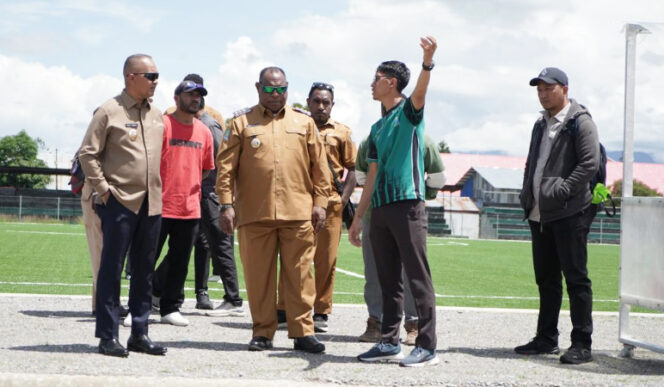 
					Pj Gubernur Papua Pegunungan Velix Vernando Wanggai bersama Bupati Jayawijaya selaku Ketua Asprov PSSI Papua Pegunungan Atenius Murip saat meninjau persiapan pegelaran Liga 4 sekaligus peresmian Stadion Itlay Ikinia. (KabarPapua.co/Agris Wistrijaya)