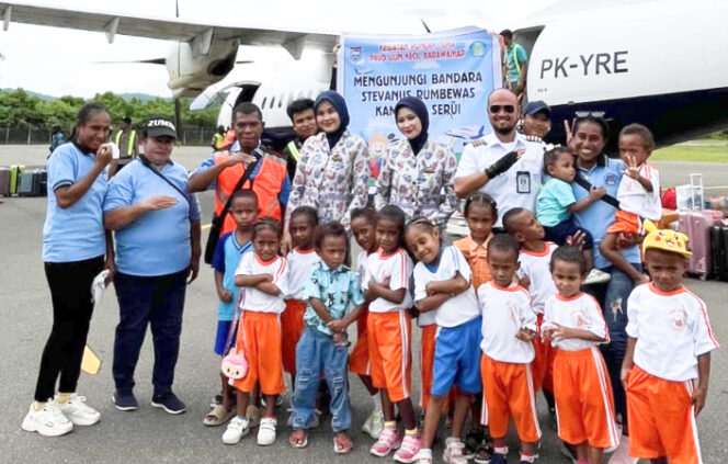 
					Kunjungan PAUD Lilin Kecil Barawaikap di Bandara Stevanus Rumbewas Serui. (KabarPapua.co/Ainun Faathirjal)