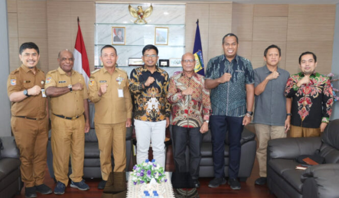 
					Pertemuan PJ Gubernur Papua bersama Komisioner KPU RI dan KPU Papua. (KabarPapua.co/Imelda)