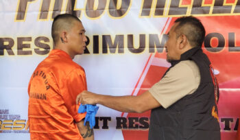 Saat tersangka YT (baju tahanan warna orange) dihadirkan dalam jumpa pers di Polda Papua. (KabarPapua.co/Imelda)