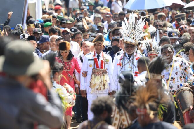 
					Penjemputan Gubernur dan Wakil Gubernur Papua Selatan,  Apolo Safanpo dan Paskalis Imadawa di Bandara Mopah Merauke. Foto: Humas Provins Papua Selatan