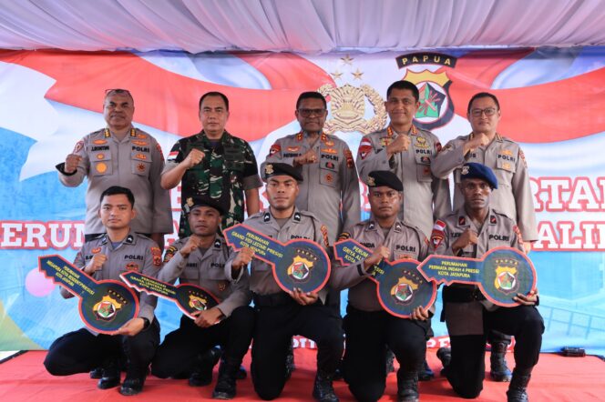 
					Kapolda Patrige Renwarin Letakan Batu Pertama Pembangunan Rumah Polri di Papua