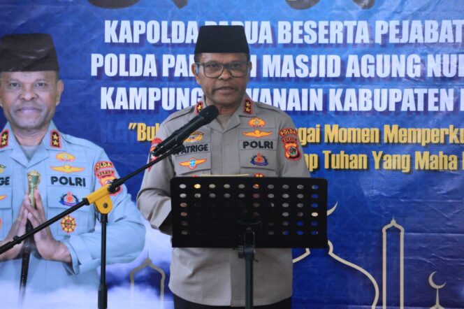 
					Kapolda Papua Irjen Pol Patrige Renwarin saat Safari Ramadan di Keerom. Foto: Polda Papua